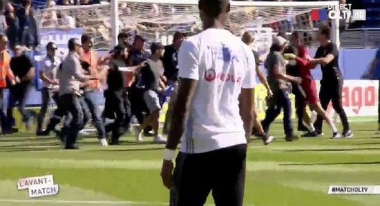 Jucători ai echipei Olympique Lyon agresaţi de suporteri ai Bastia, în timpul încălzirii pentru un meci din Ligue 1 - VIDEO