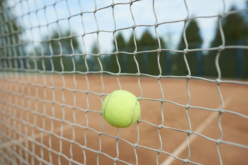 Un meci de tenis a fost întrerupt de mai multe ori din cauza unei "partide" gălăgioase de sex