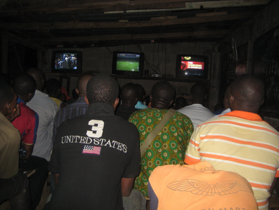 Zeci de fani au murit în Nigeria, după ce un cablu de înaltă tensiune a căzut pe clădirea în care urmăreau la televizor meciul ManUnited - Anderlecht