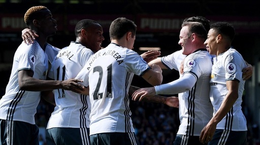 Manchester United a obţinut a treia victorie în decurs de opt zile, scor 2-0 cu Burnley
