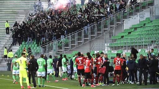 Meciul St-Etienne - Rennes, disputat cu porţile închise, a fost întrerupt un sfert de oră din cauza fanilor care au pătruns într-o tribună