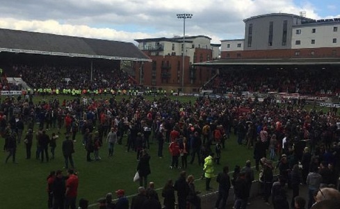 Meci întrerupt aproape două ore în Anglia după ce fanii gazdelor au invadat terenul în semn de protest faţă de conducerea clubului - VIDEO