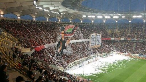 Meciul Dinamo - FCSB, întrerupt, după ce fanii dinamovişti au aruncat cu role de hârtie în teren. FOTO, VIDEO