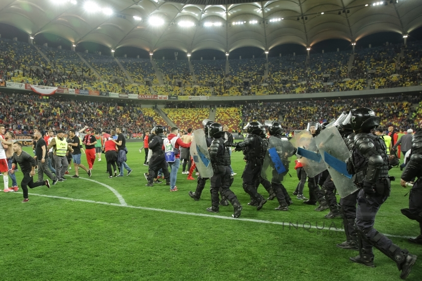 Aproximativ 70 de fani dinamovişti au intrat pe teren pentru a sărbători la finalul derbiului cu FCSB, scor 2-1. FOTO
