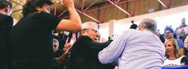 Aziz Yildirim l-a lovit pe preşedintele grupării rivale înaintea unui meci de baschet feminin din Turcia. Oficialul lovit a depus plângere la poliţie
