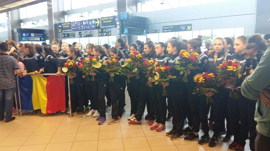 Echipa CSM Bucureşti, întâmpinată de junioarele clubului la revenirea în ţară după câştigarea bronzului în LC
