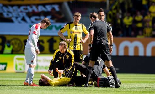 Julian Weigl (Borussia Dortmund) a suferit o fractură la gleznă la meciul cu Augsburg