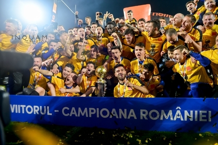 Jucătorii echipei FC Viitorul şi-au primit medaliile de campioni; Trofeul a fost ridicat de Gică Hagi şi Romario Benzar. FOTO