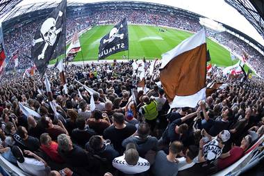 Oficialii clubului FC St. Pauli le-au oferit bere suporterilor, după ce echipa s-a salvat de la retrogradare