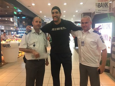 Enes Kanter, baschetbalist din NBA, nu a putut intra în România din cauza anulării paşaportului de către Turcia. El a plecat spre SUA - VIDEO