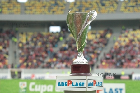 Jucătorii dinamovişti au primit Cupa Ligii, primul lor trofeu după cinci ani. Fotbaliştii s-au bucurat alături de fanii de la PCH