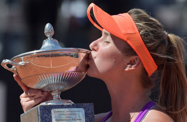 Svitolina: "O felicit pe Simona pentru două săptămâni incredibile. A jucat un tenis extraordinar". Elinei Svitolina i-a căzut capacul trofeului în timpul ceremoniei de premiere - VIDEO