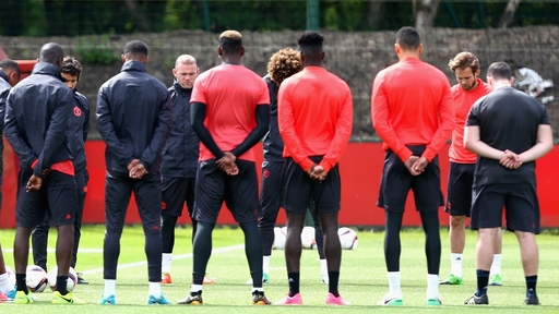 Jucătorii echipei Manchester United au ţinut un minut de reculegere în memoria victimelor atentatului de noaptea trecută. Mourinho: "Suntem cu toţii extrem de trişti"