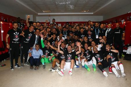Beşiktaş Istanbul a câştigat al 13-lea titlu de campioană a Turciei şi al doilea consecutiv