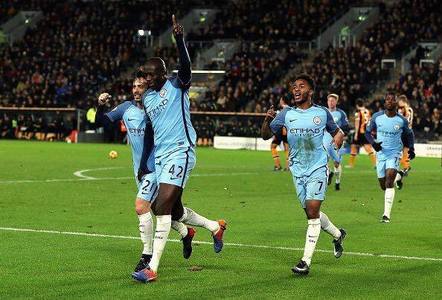 Yaya Toure şi-a prelungit contractul cu Manchester City