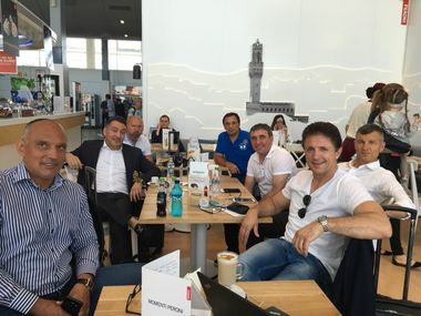 Componenţi ai Generaţiei de Aur, invitaţi de Ionuţ Lupescu la Cardiff, pentru a urmări finala Ligii Campionilor