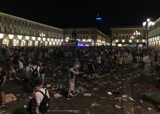 600 de persoane au avut nevoie de îngrijiri medicale după busculada de la Torino; Un băieţel este în stare gravă