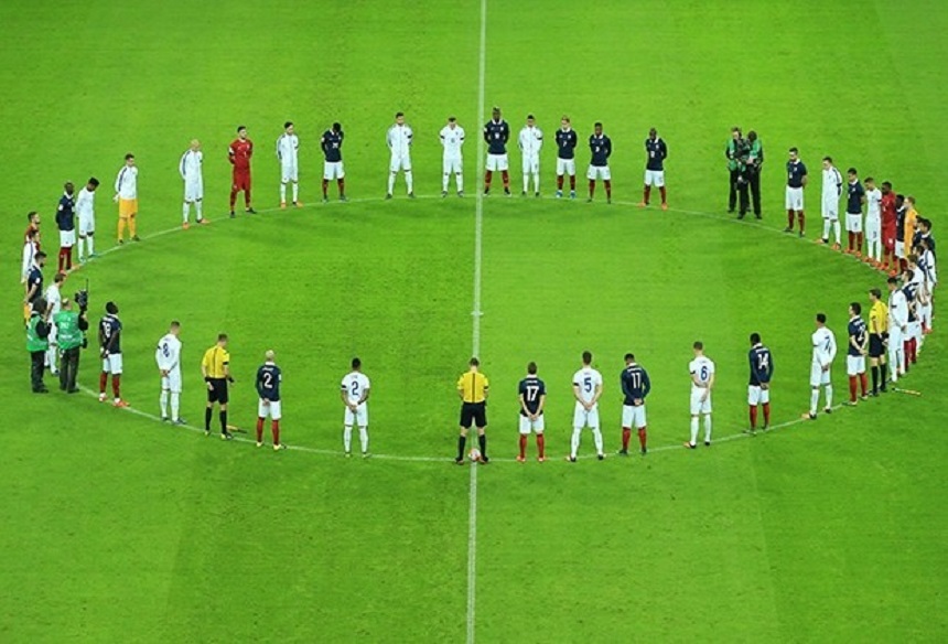 Piesa "Don't look back in anger", cântată înaintea meciului Franţa - Anglia ca omagiu pentru victimele atentatelor de la Manchester şi Londra