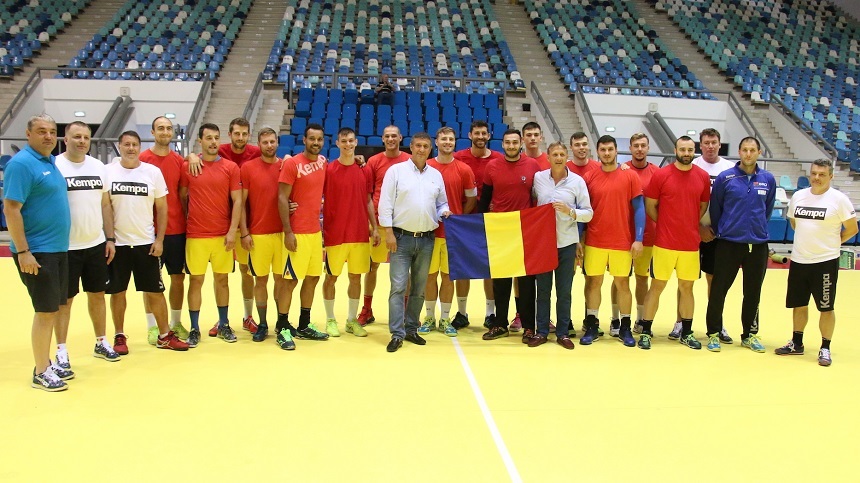 Naţionala masculină de handbal, încurajată la antrenament de Cămătaru şi Săndoi