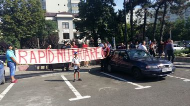 Peste 50 de suporteri rapidişti au manifestat în faţa Primăriei Sectorului 1. Primarul Tudorache le-a transmis fanilor că va încerca să rezolve problema Rapidului până la finalul lunii