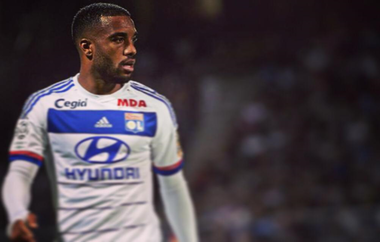 Alexandre Lacazette a semnat un contract cu Arsenal Londra