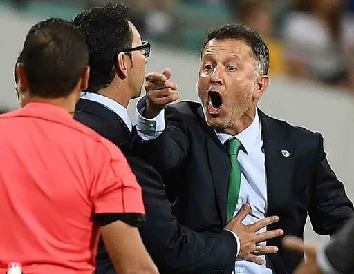 Selecţionerul Mexicului, suspendat şase meciuri pentru că i-a insultat pe arbitri la finala mică a Cupei Confederaţiilor
