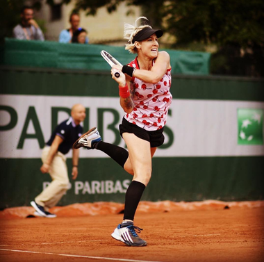 Mattek-Sands a suferit o ruptură de tendon şi o deplasare a rotulei de la genunchiul drept şi nu va mai juca în acest an. Ea a fost vizitată la spital de Sorana Cîrstea