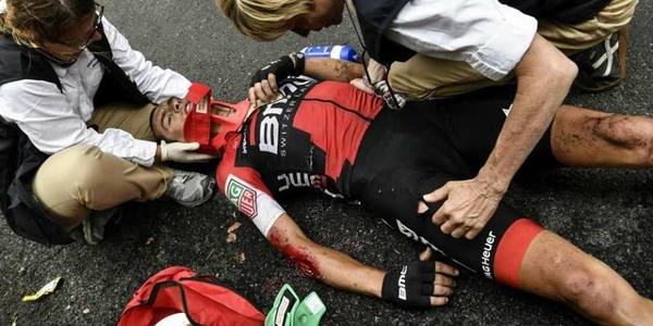 Richie Porte a suferit fracturi la claviculă şi pelvis în etapa de duminică a Turului Franţei