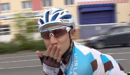 Ciclistul Cyril Gautier şi-a cerut de soţie iubita în timp ce concura în ultima etapă a Turului Franţei - VIDEO
