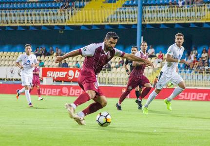 CFR Cluj a învins CSM Poli Iaşi, scor 2-0, şi a urcat pe locul doi în Liga I