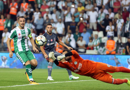 Konyaspor a învins Beşiktaş, scor 2-1, şi a câştigat Supercupa Turciei. Învingătorii au marcat ultimul gol în minutul 90+1, din penalti