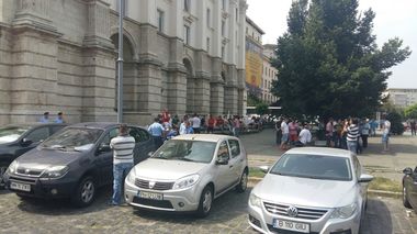 Aproximativ 30 de fani dinamovişti, în faţa sediului MAI
