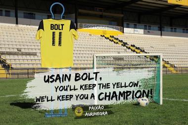 Oferta clubului Beira-Mar pentru Usain Bolt: Sandvişuri, deserturi, plimbare cu barca, pentru "onoarea" de a juca fotbal în culorile grupării