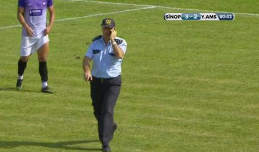Un poliţist a intrat pe teren din greşeală la un meci din Cupa Turciei, vorbind la telefon - VIDEO