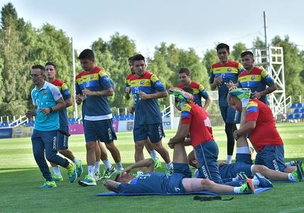 Echipa naţională a început pregătirile pentru meciurile cu Armenia şi Muntenegru. La antrenamentul cu public de la Mogoşoaia au participat doar o parte dintre tricolori