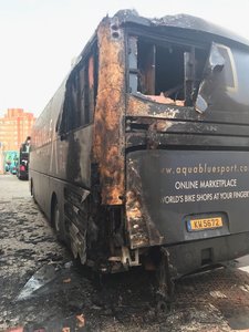 Autocarul unei echipe de ciclism a fost incendiat în Spania - FOTO