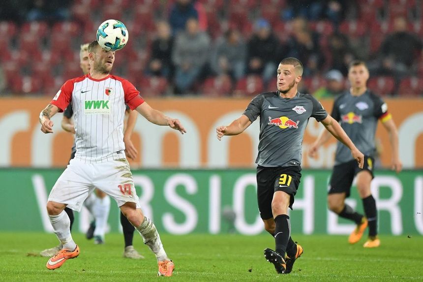 Căpitanul echipei Augsburg, suspendat şi amendat pentru un gest obscen de la meciul cu Leipzig