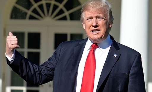 Trump, criticat de sportivi după ce a retras invitaţia echipei Golden State la Casa Albă şi a spus că jucătorii din NFL care protestează la intonarea imnului ar trebui să fie daţi afară