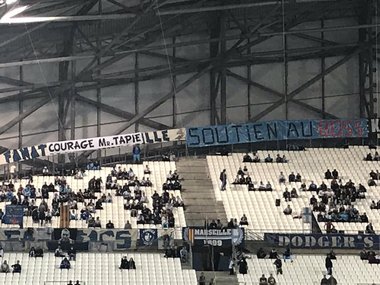 Mesaje de susţinere pe Velodrome pentru Bernard Tapie, bolnav de cancer
