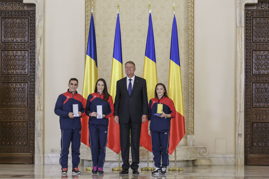 Preşedintele Iohannis i-a decorat pe gimnaştii Cătălina Ponor, Marian Drăgulescu şi Larisa Iordache