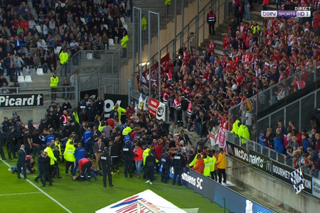 UPDATE - O tribună a stadionului echipei Amiens s-a prăbuşit după ce fanii sărbătoreau golul formaţiei OSC Lille. 26 de persoane au fost rănite, patru în stare gravă