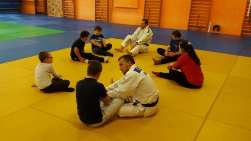 Copii cu sindrom Down se antrenează la Centrul Olimpic de judo din Cluj, cu antrenori de la CS Universitatea