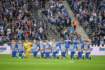 Jucătorii de la Hertha Berlin au îngenuncheat înainte de meciul cu Schalke pentru a lupta contra rasismului