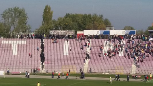 ASU Poli Timişoara - UTA Arad, scor 2-1, în Liga II. Doi jucători au fost eliminaţi, la pauză au avut loc incidente în tribună
