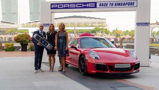 Simona Halep a primit automobilul Porsche pentru locul I în clasamentul Race to Singapore