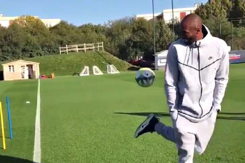 Kobe Bryant a vizitat baza de pregătire a echipei PSG, a făcut cunoştinţă cu fotbaliştii şi a jonglat cu o minge – VIDEO