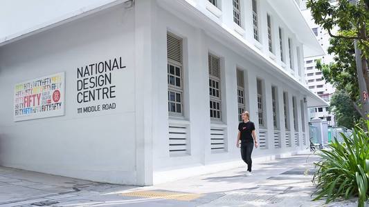 Simona Halep a vizitat Centrul Naţional de Design din Singapore şi a probat obiecte confecţionate de designeri locali - FOTO