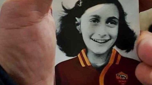 Poliţia anchetează un caz de antisemitism al fanilor lui Lazio. Abţibilduri cu Anne Frank în tricoul Romei pe Olimpico