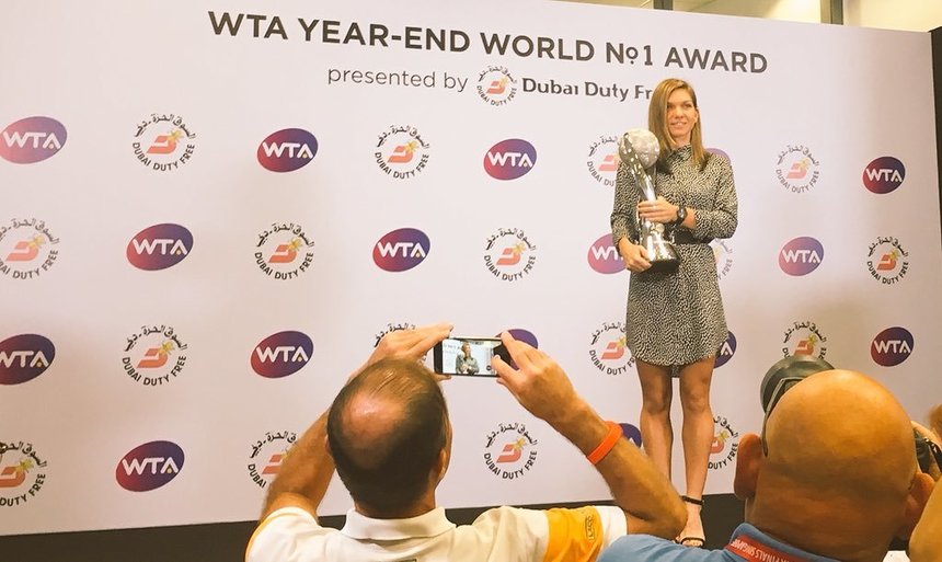 Simona Halep a primit trofeul pentru numărul 1 mondial: E greu, parcă are 10 kilograme