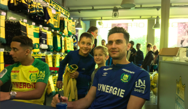 Tătăruşanu a susţinut o sesiune de autografe la stadionul echipei FC Nantes - VIDEO